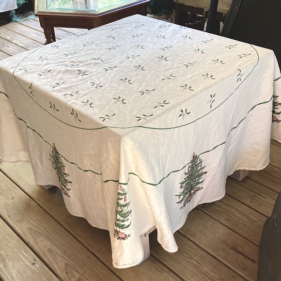 SPODE Christmas Tree Santa Tree Top Dining Table Tablecloth 70 inch Round - Picture 2 of 10